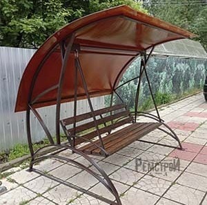 Качели с крышей из поликарбоната Качели с крышей из поликарбоната