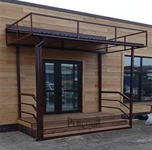 Крыльцо над входом Крыльцо над входом